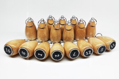 Заказать изготовление и купить в Санкт-Петербурге брелки деревянные на ключи, фотографии и цены на бочоночки с нумерацией