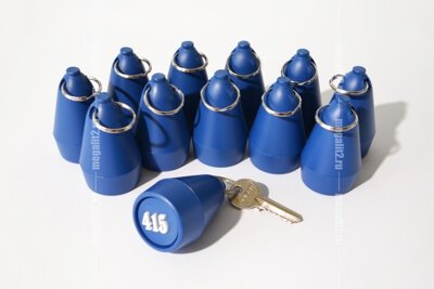 Заказать изготовление и купить в Санкт-Петербурге брелки пластиковые на ключи, фотографии и цены на бочоночки с выпуклыми цифрами